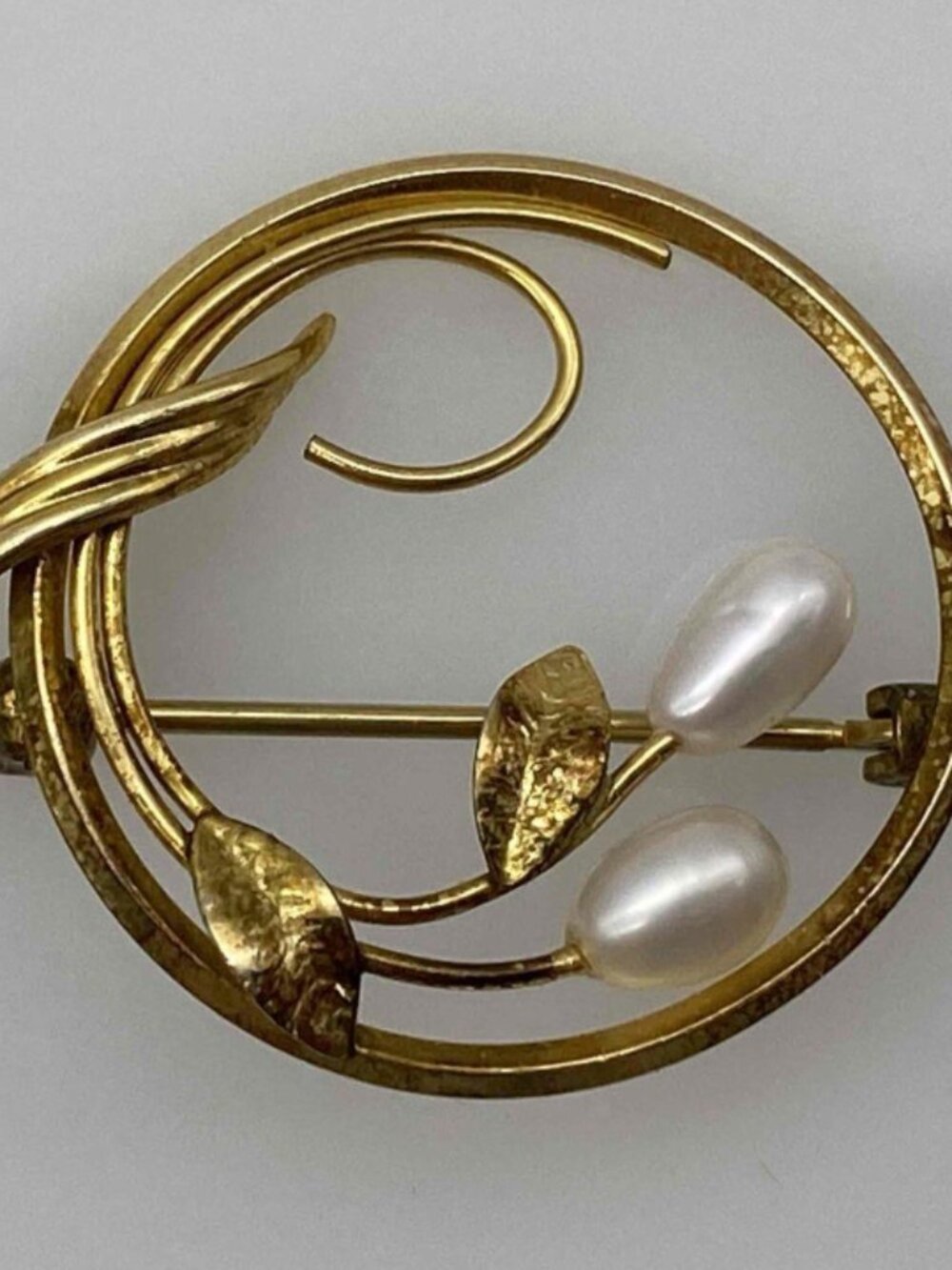 14K Yellow Gold Filled Round Pin w/ White Pearl Like Adornments - 1.6 g